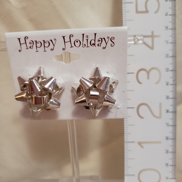 Silvertone Christmas bow earrings - Picture 4 of 4